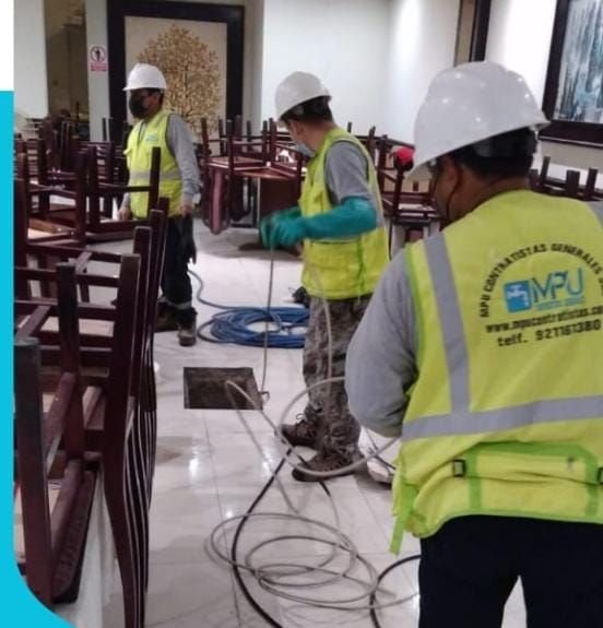 Equipo técnico de MPU Contratistas Generales realizando trabajos de mantenimiento sanitario