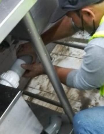 Instalación de trampa de grasa bajo un lavadero industrial